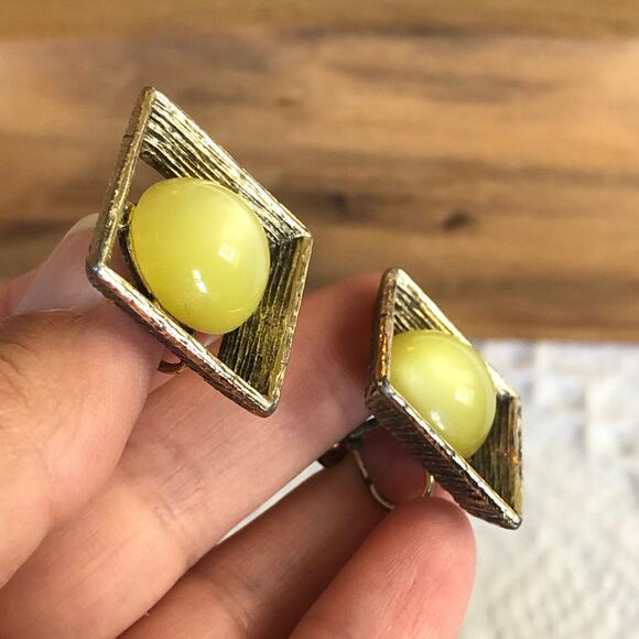 VTG 1950s Moonglow Lucite Screw Back Earrings Yellow-Green Gold Tone Geometric - Picture 2 of 7